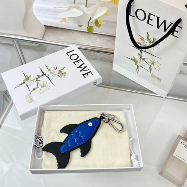 大人気！注目度抜群！ロエベ Fish Charm キーホルダー 偽物 loo78346
